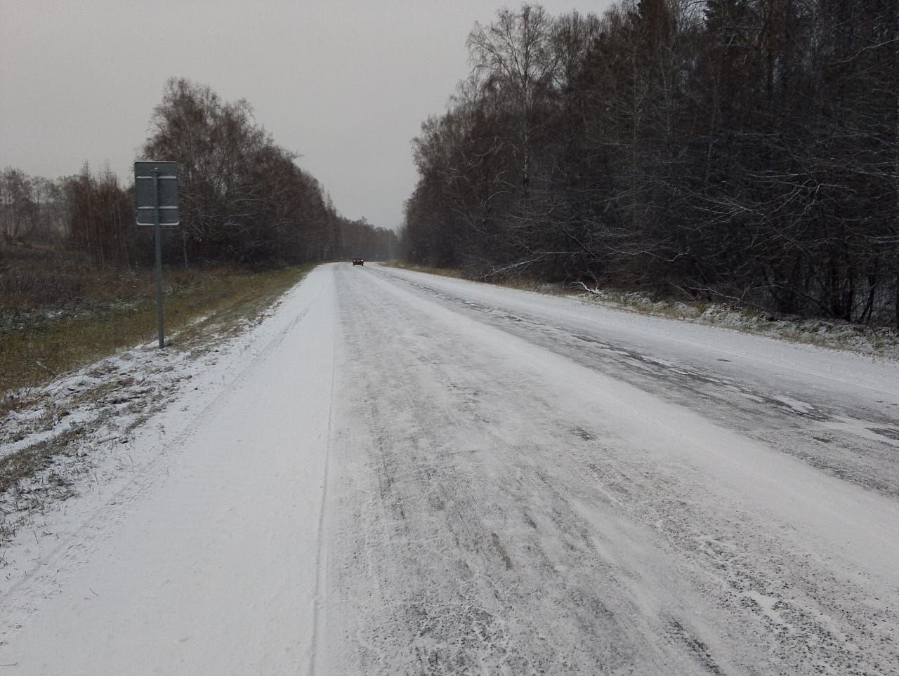 Госавтоинспекция Минусинска предупреждает водителей о гололедице на загородных трассах