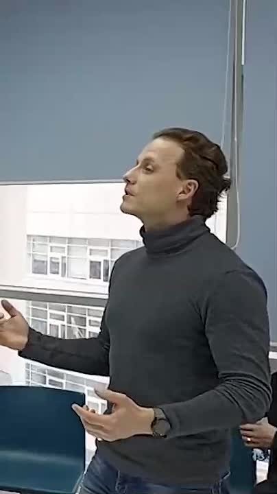 Непривычно видеть ведущих «Енисея» не в студии, да?