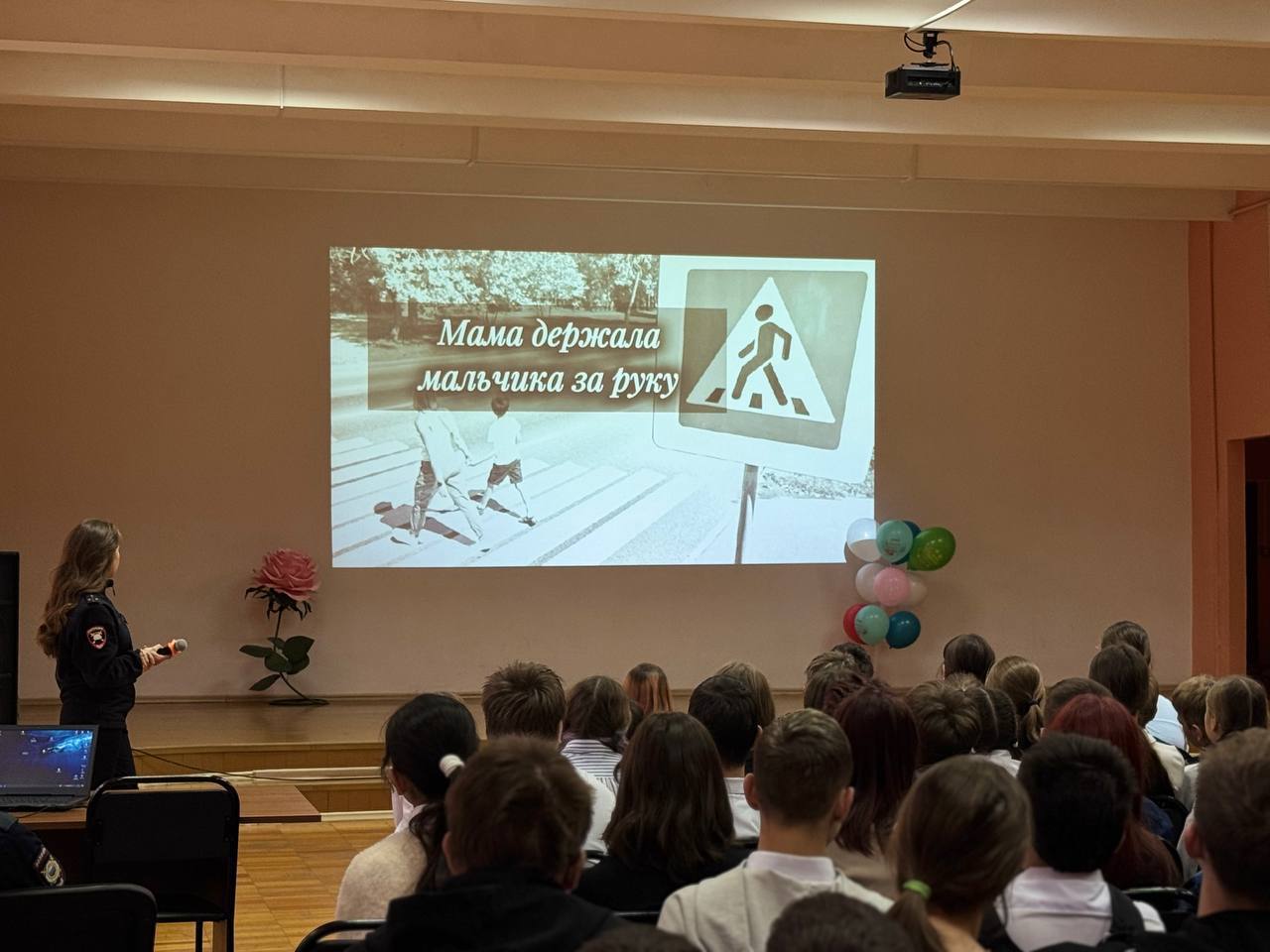 Сотрудники Госавтоинспекции Красноярска совместно с инспекторами ПДН провели для старшеклассников урок безопасности Сотрудники Госавтоинспекции Красноярска совместно с инспекторами ПДН провели для старшеклассников урок безопасности