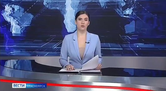 В одном из дворов Красноярска автомобилист угодил в открытый люк