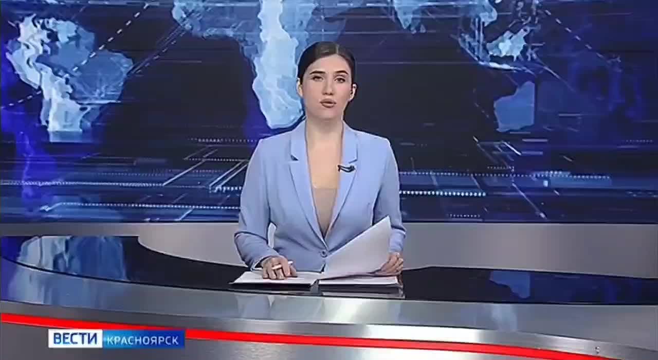 В одном из дворов Красноярска автомобилист угодил в открытый люк