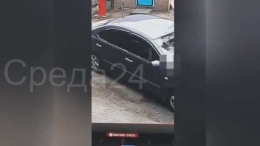 Требовал пропуск: в Минусинске врач-терапевт поликлиники чуть не переехал на автомобиле охранника