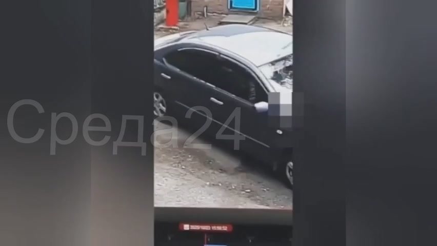 Требовал пропуск: в Минусинске врач-терапевт поликлиники чуть не переехал на автомобиле охранника