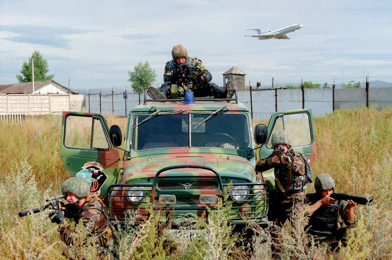 6 ноября 1991 года на территории Южной Сибири, в левобережной части могучего и полноводного Енисея, в крае древних скифских курганов и архитектурно-фортификационных сооружений, в регионе пятиста соленых и пресных кристально... 6 ноября 1991 года на территории Южной Сибири, в левобережной части могучего и полноводного Енисея, в крае древних скифских курганов и архитектурно-фортификационных сооружений, в регионе пятиста соленых и пресных кристально...