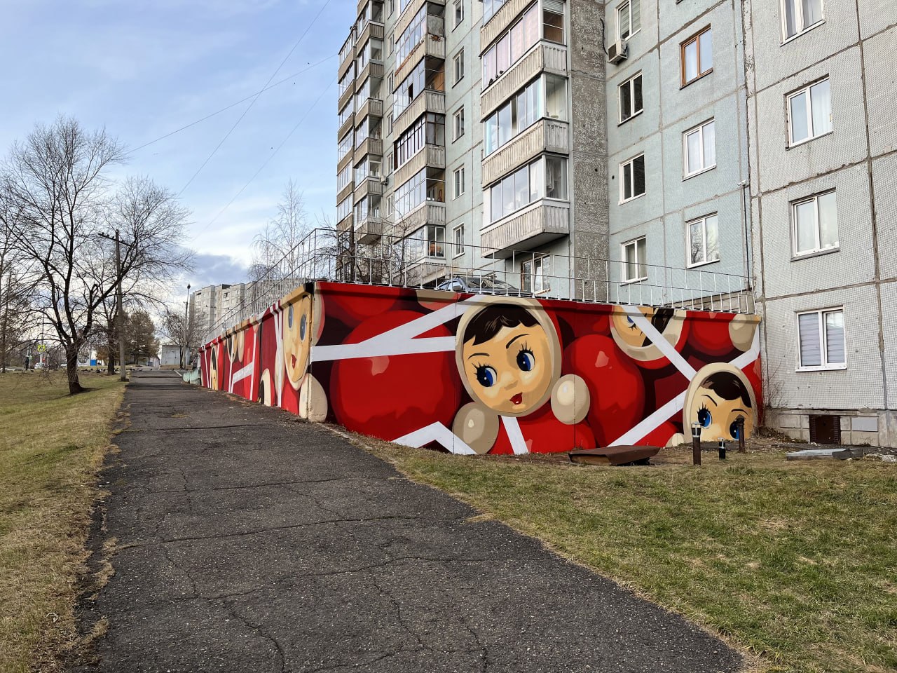 Арт-объект с неваляшками появился в Ветлужанке Арт-объект с неваляшками появился в Ветлужанке