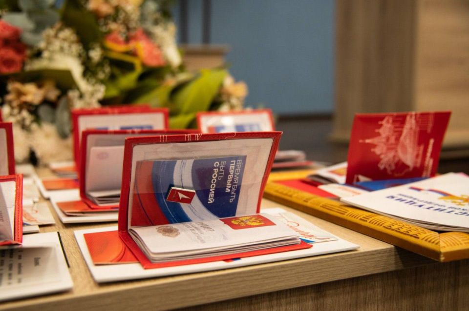 В преддверии Дня сотрудника органов внутренних дел краевые полицейские торжественно вручили первые паспорта юным жителям Красноярска