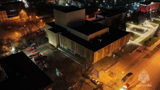 В Абакане пожарные ликвидировали возгорание в драматическом театре