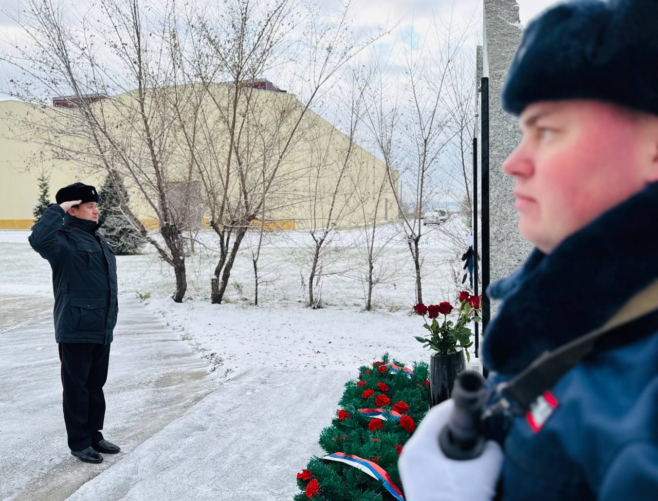 Память, высеченная в граните: руководители и сослуживцы полка ДПС Красноярска почтили память павших товарищей Память, высеченная в граните: руководители и сослуживцы полка ДПС Красноярска почтили память павших товарищей