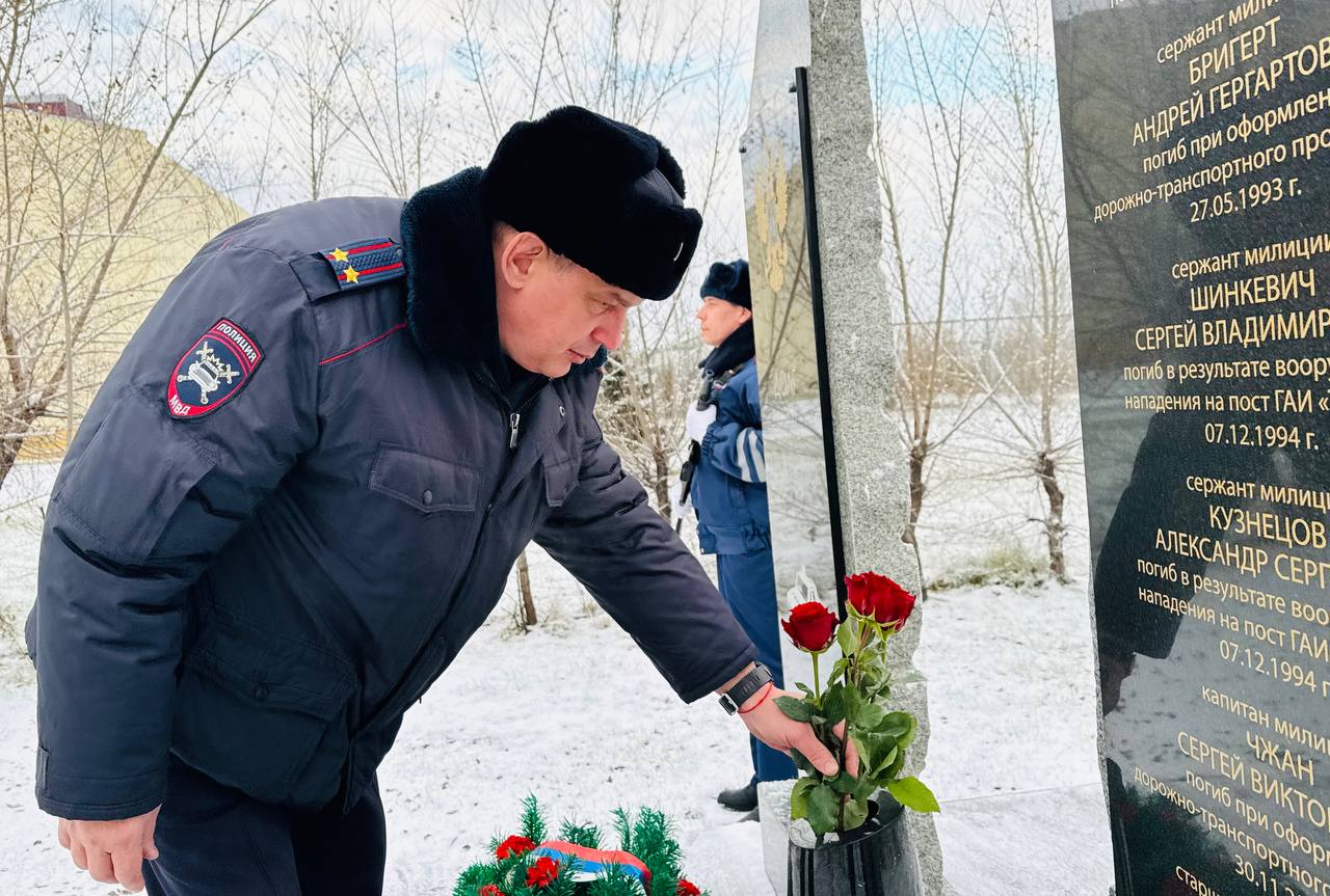 Память, высеченная в граните: руководители и сослуживцы полка ДПС Красноярска почтили память павших товарищей Память, высеченная в граните: руководители и сослуживцы полка ДПС Красноярска почтили память павших товарищей