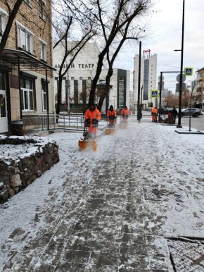 Улицы Красноярска начали убирать мотощетками
