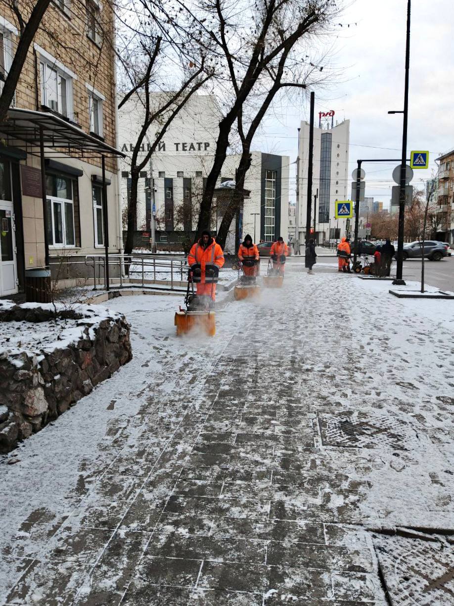 Улицы Красноярска начали убирать мотощетками