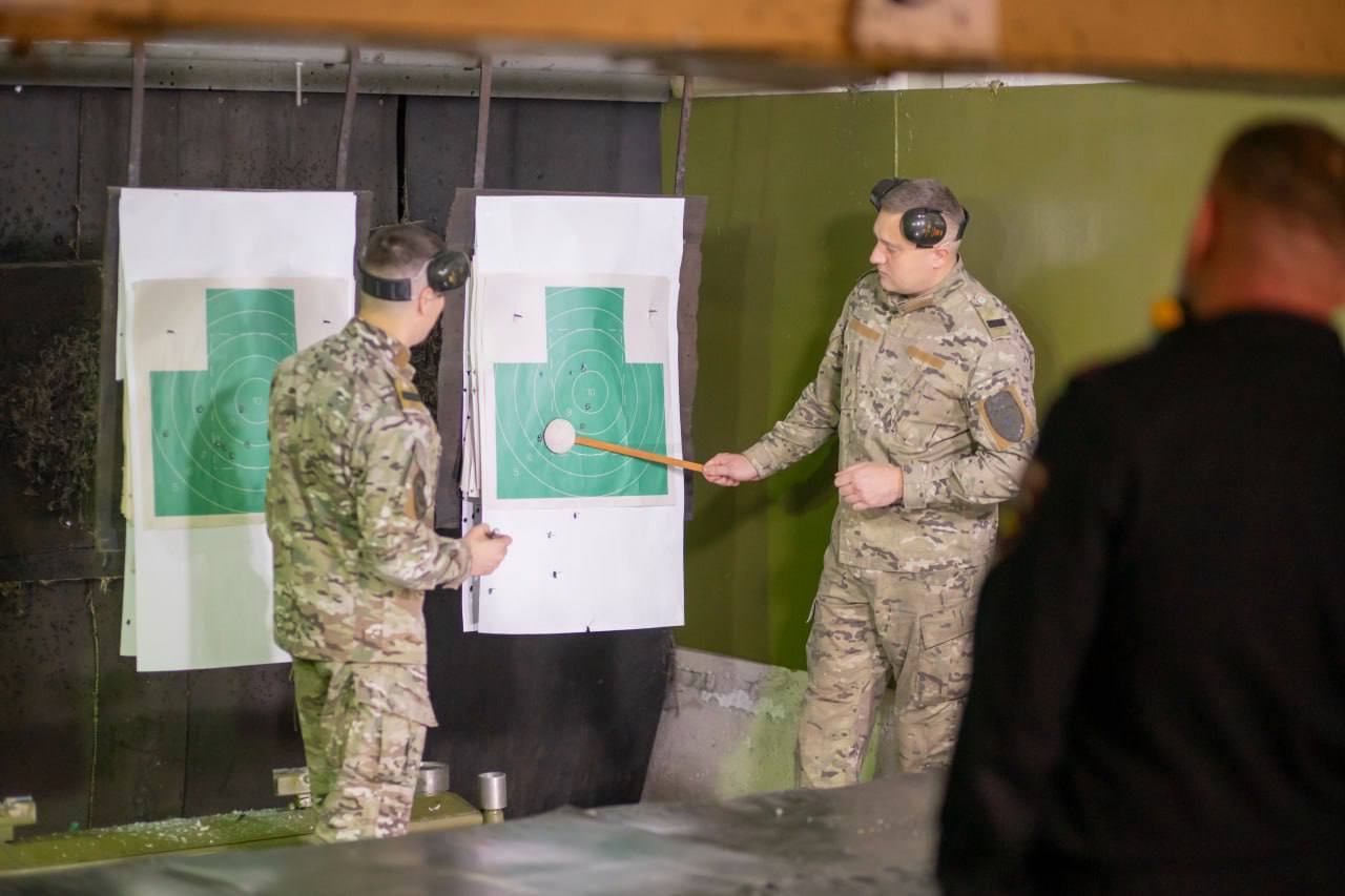 ТОЧНЫЙ ВЫСТРЕЛ. В преддверии Дня сотрудника органов внутренних дел полицейские аппарата ГУ МВД России по Красноярскому краю приняли участие в соревнованиях по стрельбе ТОЧНЫЙ ВЫСТРЕЛ. В преддверии Дня сотрудника органов внутренних дел полицейские аппарата ГУ МВД России по Красноярскому краю приняли участие в соревнованиях по стрельбе