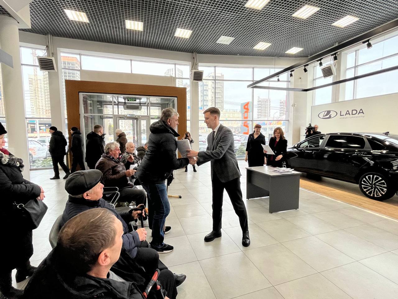 Сегодня вместе с заместителем управляющего Социального фонда по краю Мариной Долматовой вручили новые автомобили жителям края, пострадавшим на производстве Сегодня вместе с заместителем управляющего Социального фонда по краю Мариной Долматовой вручили новые автомобили жителям края, пострадавшим на производстве