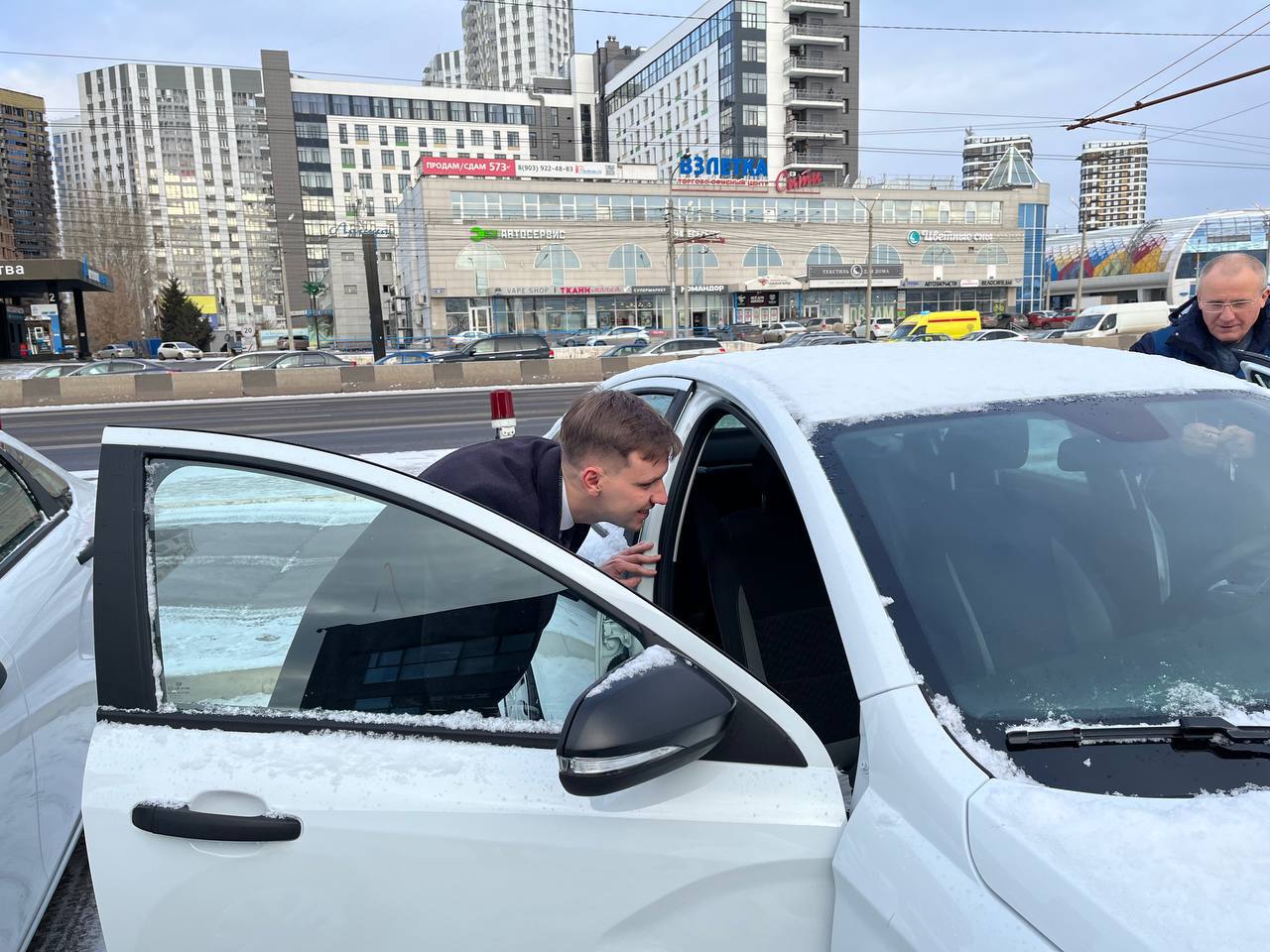 Сегодня вместе с заместителем управляющего Социального фонда по краю Мариной Долматовой вручили новые автомобили жителям края, пострадавшим на производстве Сегодня вместе с заместителем управляющего Социального фонда по краю Мариной Долматовой вручили новые автомобили жителям края, пострадавшим на производстве