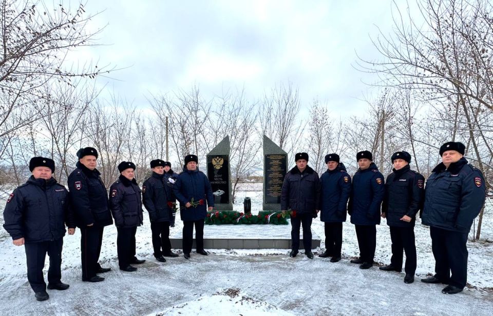 Память, высеченная в граните: руководители и сослуживцы полка ДПС Красноярска почтили память павших товарищей