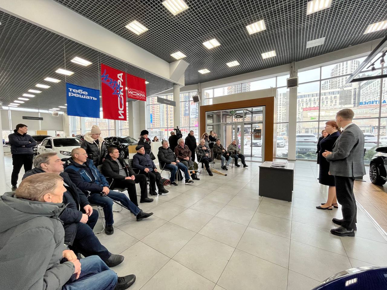 Сегодня вместе с заместителем управляющего Социального фонда по краю Мариной Долматовой вручили новые автомобили жителям края, пострадавшим на производстве Сегодня вместе с заместителем управляющего Социального фонда по краю Мариной Долматовой вручили новые автомобили жителям края, пострадавшим на производстве