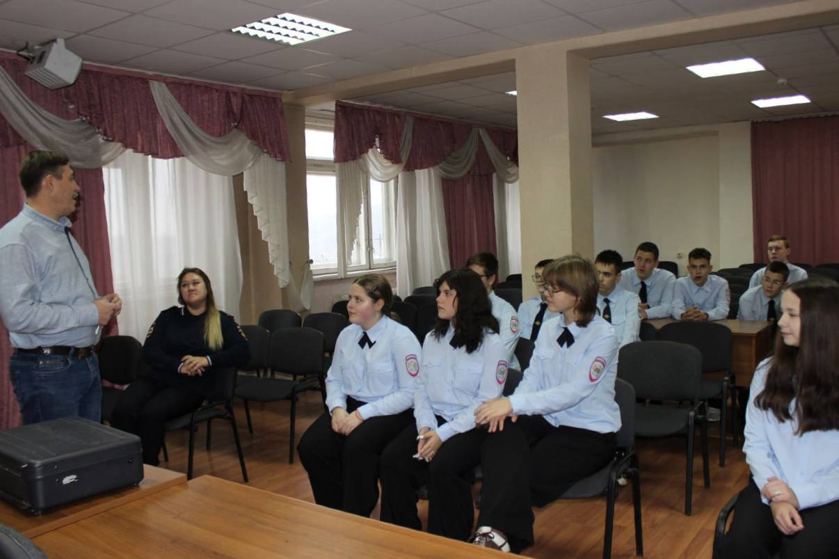 Экскурсия в мир правопорядка: школьники побывали в гостях у полиции Экскурсия в мир правопорядка: школьники побывали в гостях у полиции