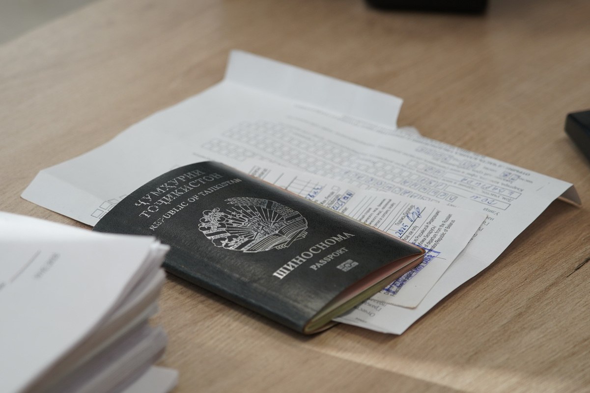 17-летний подросток из Таджикистана прилетел в Красноярск за новой жизнью