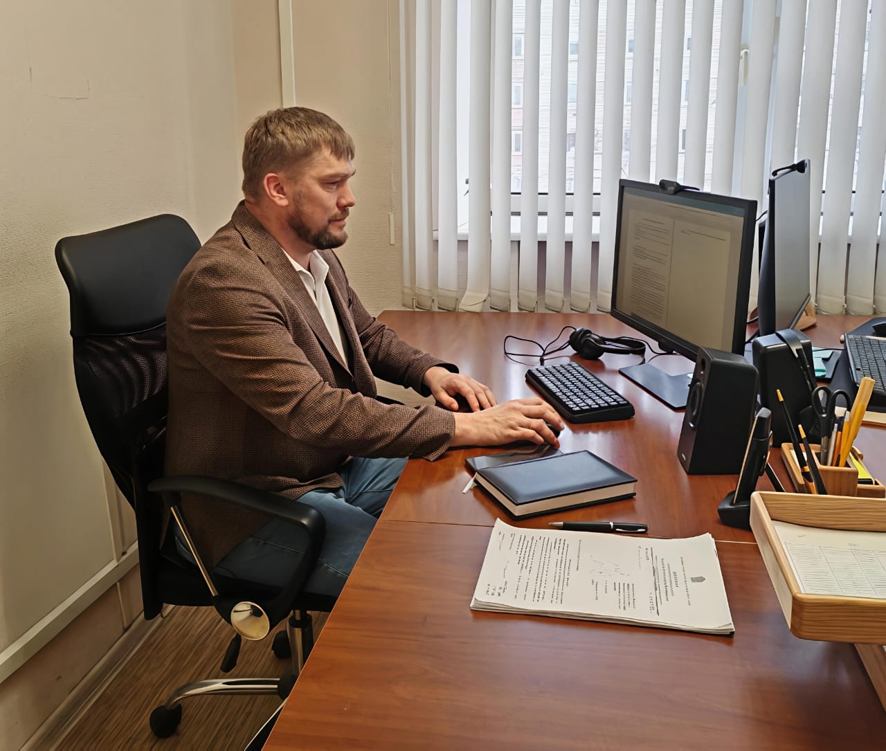 Сегодня первый рабочий день Александра Савина, участника программы «Сибирский характер», для которого я стал наставником при погружении в направления деятельности министерства