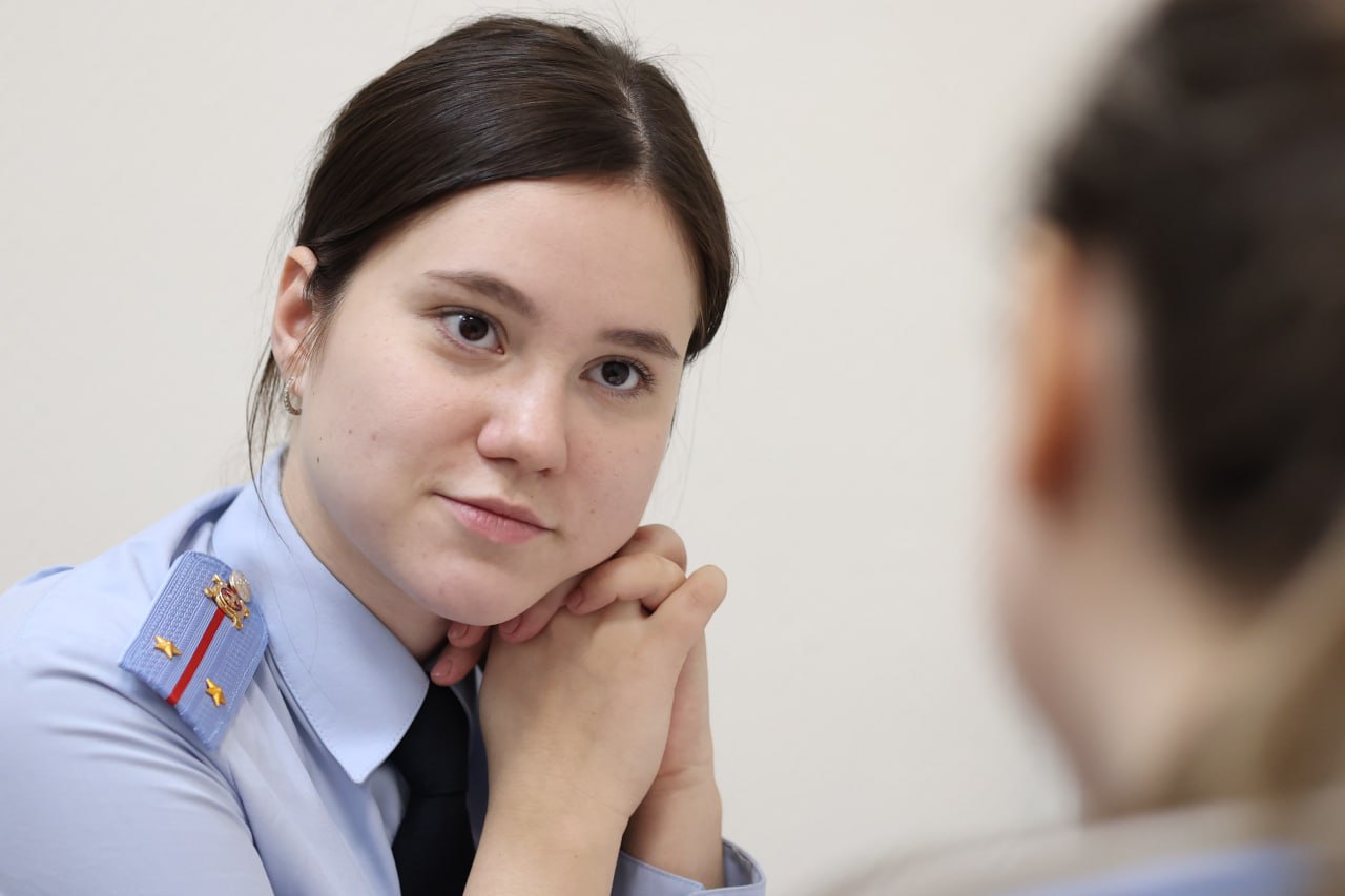 За плечами этой девушки пять лет учёбы в институте МВД и полугодовая практика в том самом отделе, где она служит сейчас