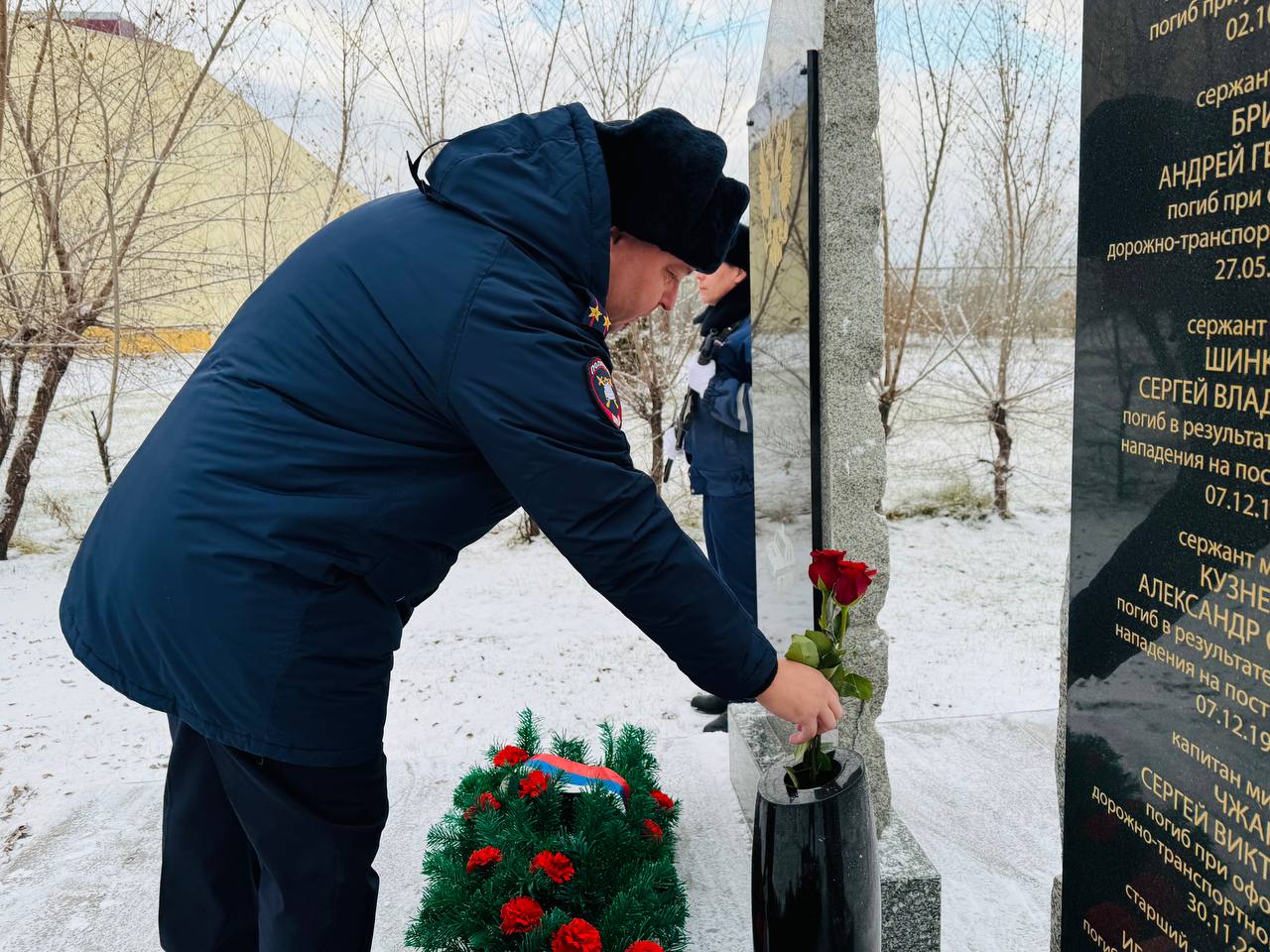 Память, высеченная в граните: руководители и сослуживцы полка ДПС Красноярска почтили память павших товарищей Память, высеченная в граните: руководители и сослуживцы полка ДПС Красноярска почтили память павших товарищей