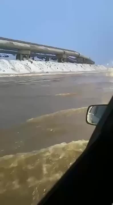 На севере Красноярского края произошел порыв трубы на дороге Норильск—Алыкель, в результате чего воду затопило проезжую часть