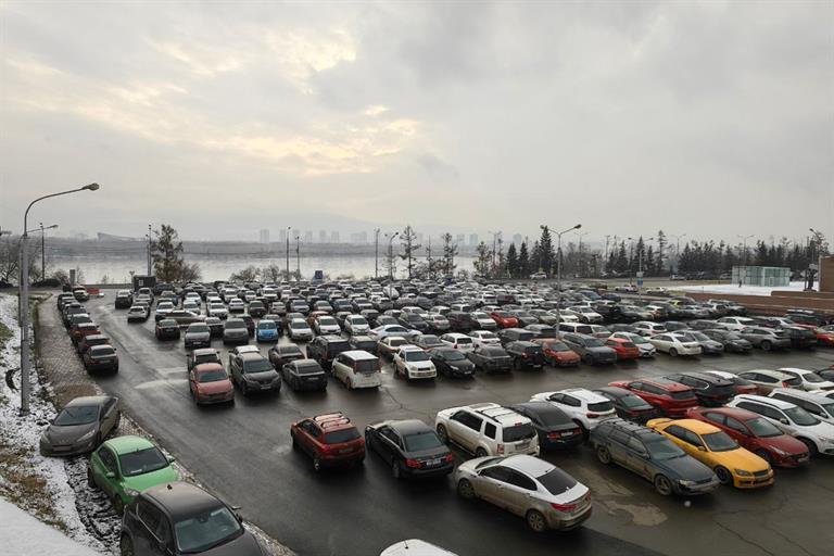 С 27 ноября в Красноярске начнет работать новая платная парковка на съезде с Коммунального моста