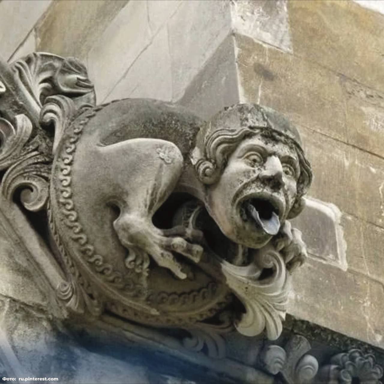 #этоИнтересно. Изначально в готической архитектуре элементы, изображённые на фото, были сугубо практичным инженерным решением, остроумными «водосточными трубами», отводившими дождевую воду от стен и фундаментов