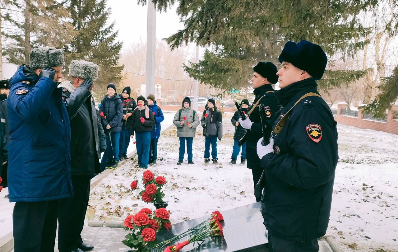 Память сильнее времени. Сегодня мы объединяем три истории, которые говорят об одном: о вечной памяти и безграничном уважении к тем, кто отдал жизнь, исполняя служебный долг