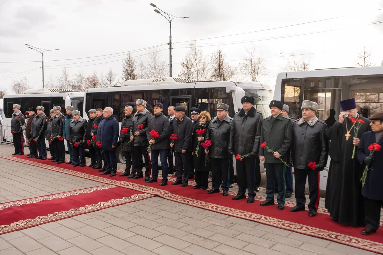 Красноярские полицейские возложили цветы к стенам храма в дань памяти сотрудникам, погибшим при исполнении служебных обязанностей Красноярские полицейские возложили цветы к стенам храма в дань памяти сотрудникам, погибшим при исполнении служебных обязанностей