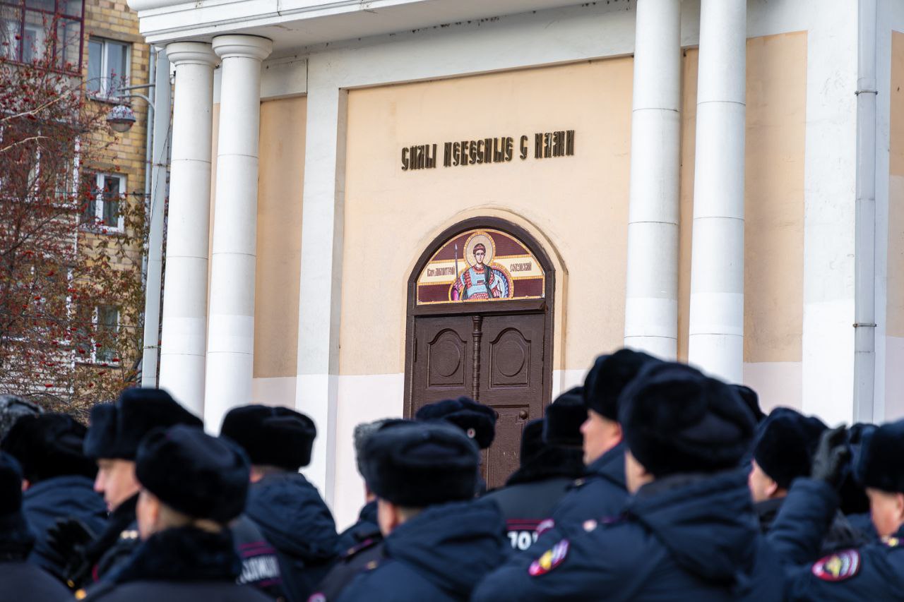 Сегодня, в День памяти сотрудников органов внутренних дел, погибших при исполнении служебного долга, возложили цветы у часовни святого Димитрия Солунского Сегодня, в День памяти сотрудников органов внутренних дел, погибших при исполнении служебного долга, возложили цветы у часовни святого Димитрия Солунского