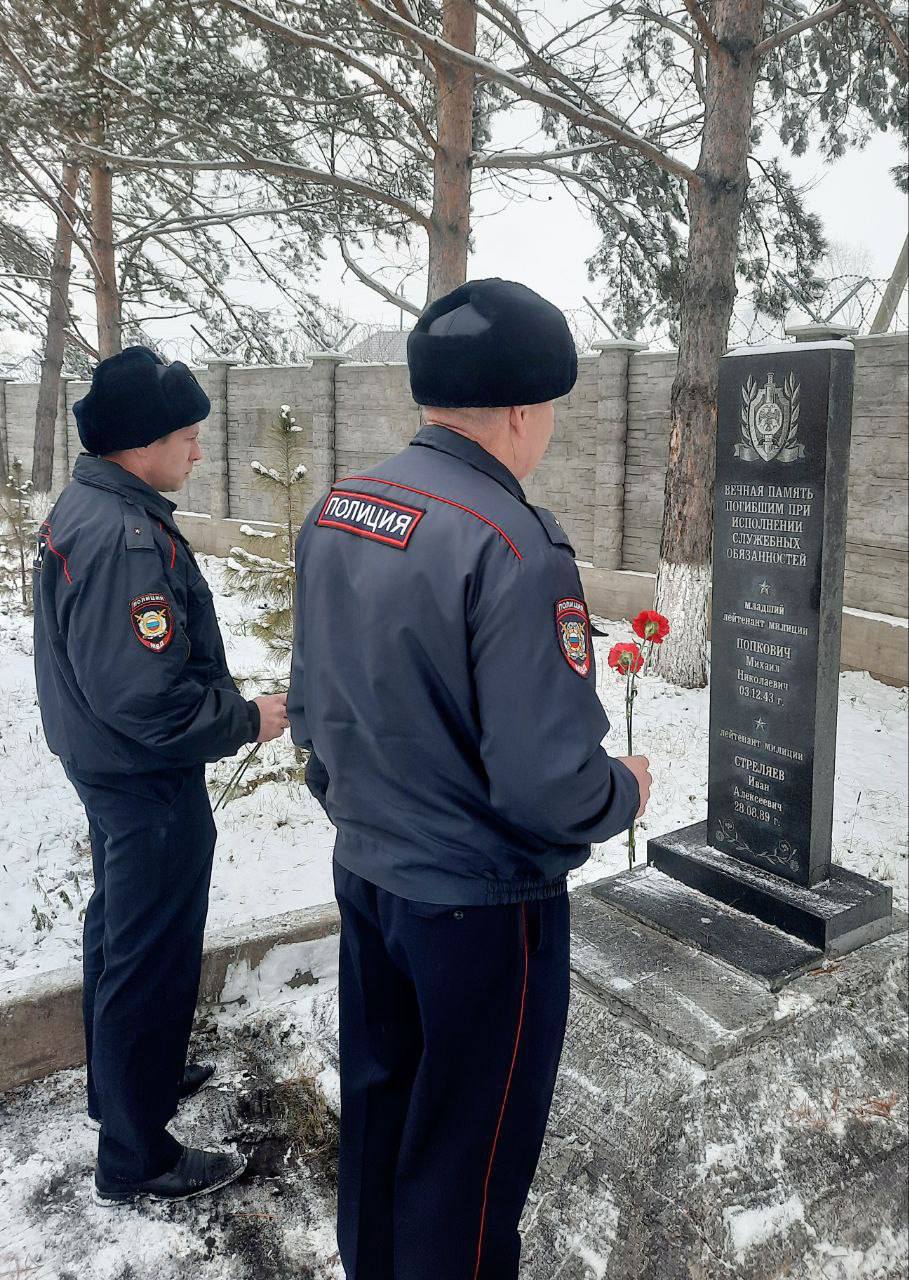 Память сильнее времени. Сегодня мы объединяем три истории, которые говорят об одном: о вечной памяти и безграничном уважении к тем, кто отдал жизнь, исполняя служебный долг Память сильнее времени. Сегодня мы объединяем три истории, которые говорят об одном: о вечной памяти и безграничном уважении к тем, кто отдал жизнь, исполняя служебный долг