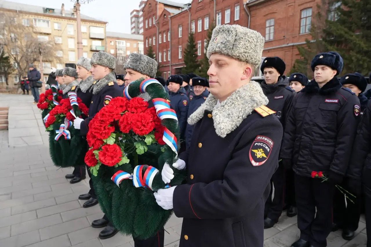 В Красноярске почтили память сотрудников внутренних дел В Красноярске почтили память сотрудников внутренних дел
