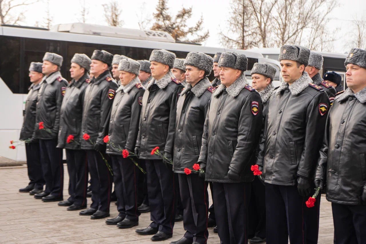 Красноярские полицейские возложили цветы к стенам храма в дань памяти сотрудникам, погибшим при исполнении служебных обязанностей Красноярские полицейские возложили цветы к стенам храма в дань памяти сотрудникам, погибшим при исполнении служебных обязанностей