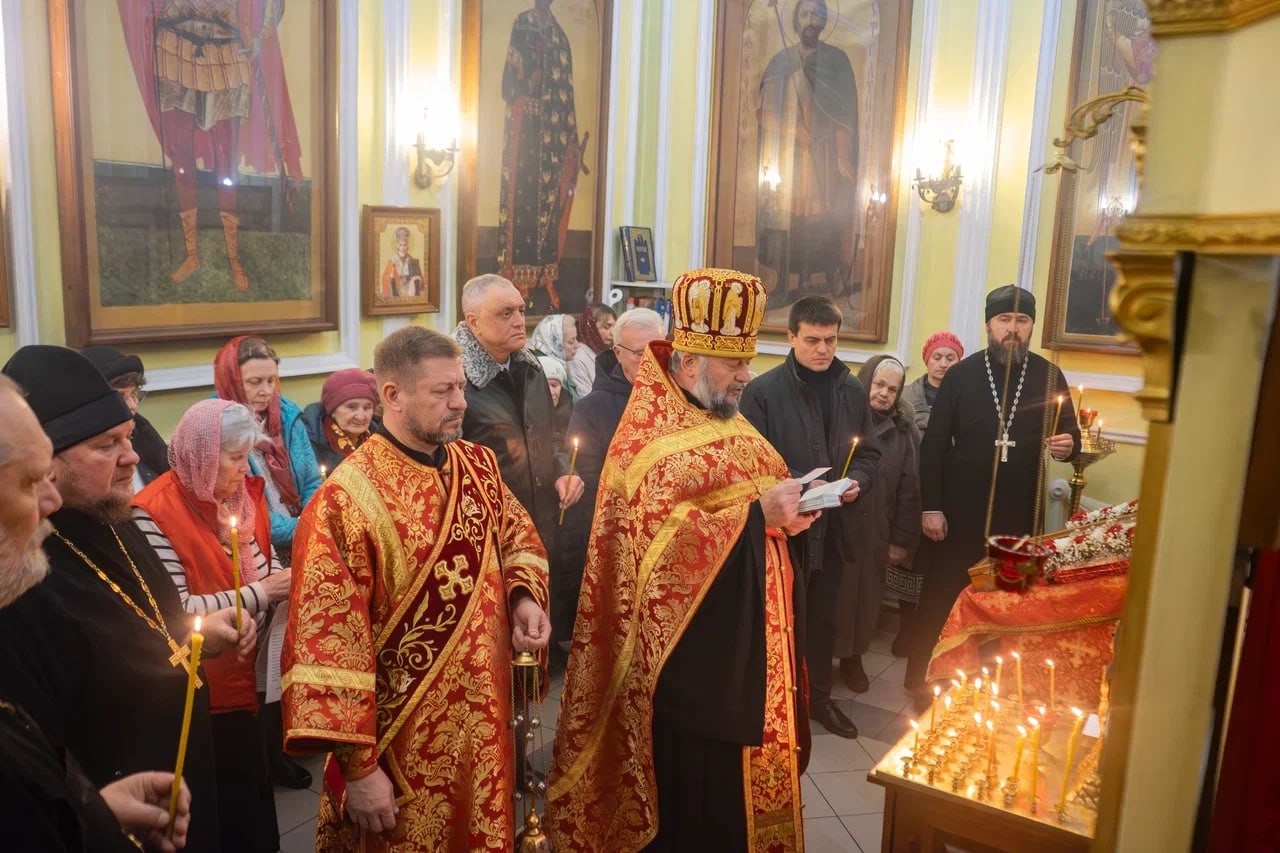 Красноярские полицейские возложили цветы к стенам храма в дань памяти сотрудникам, погибшим при исполнении служебных обязанностей Красноярские полицейские возложили цветы к стенам храма в дань памяти сотрудникам, погибшим при исполнении служебных обязанностей