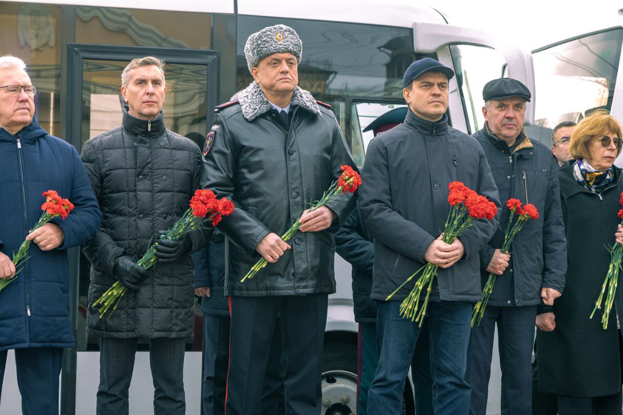 Сегодня, в День памяти сотрудников органов внутренних дел, погибших при исполнении служебного долга, возложили цветы у часовни святого Димитрия Солунского Сегодня, в День памяти сотрудников органов внутренних дел, погибших при исполнении служебного долга, возложили цветы у часовни святого Димитрия Солунского