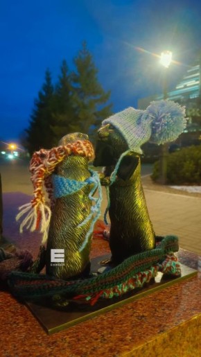 Красноярцы позаботились о бронзовых сусликах и утеплили их в преддверии зимы