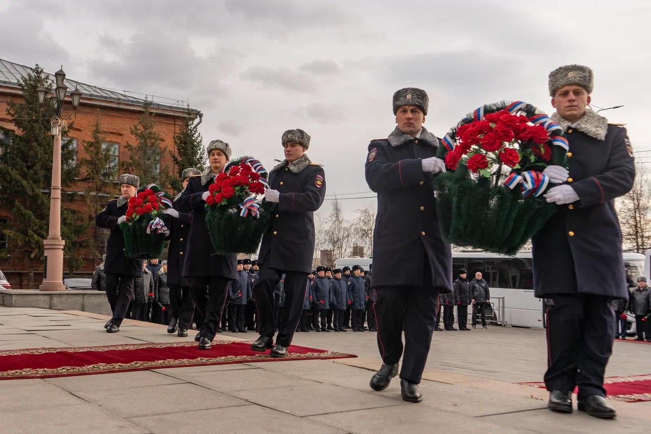 Красноярские полицейские возложили цветы к стенам храма в дань памяти сотрудникам, погибшим при исполнении служебных обязанностей Красноярские полицейские возложили цветы к стенам храма в дань памяти сотрудникам, погибшим при исполнении служебных обязанностей