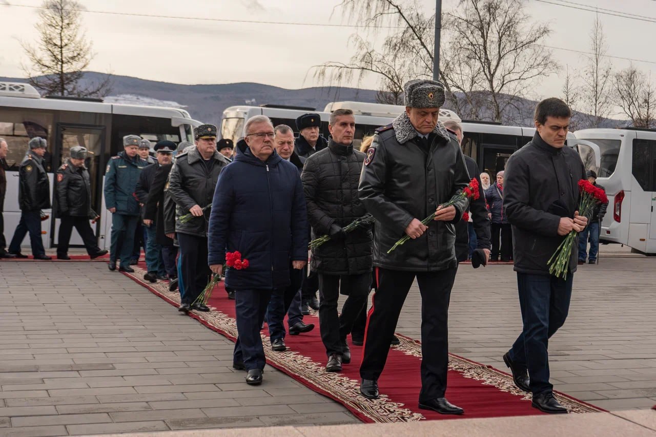 Красноярские полицейские возложили цветы к стенам храма в дань памяти сотрудникам, погибшим при исполнении служебных обязанностей Красноярские полицейские возложили цветы к стенам храма в дань памяти сотрудникам, погибшим при исполнении служебных обязанностей