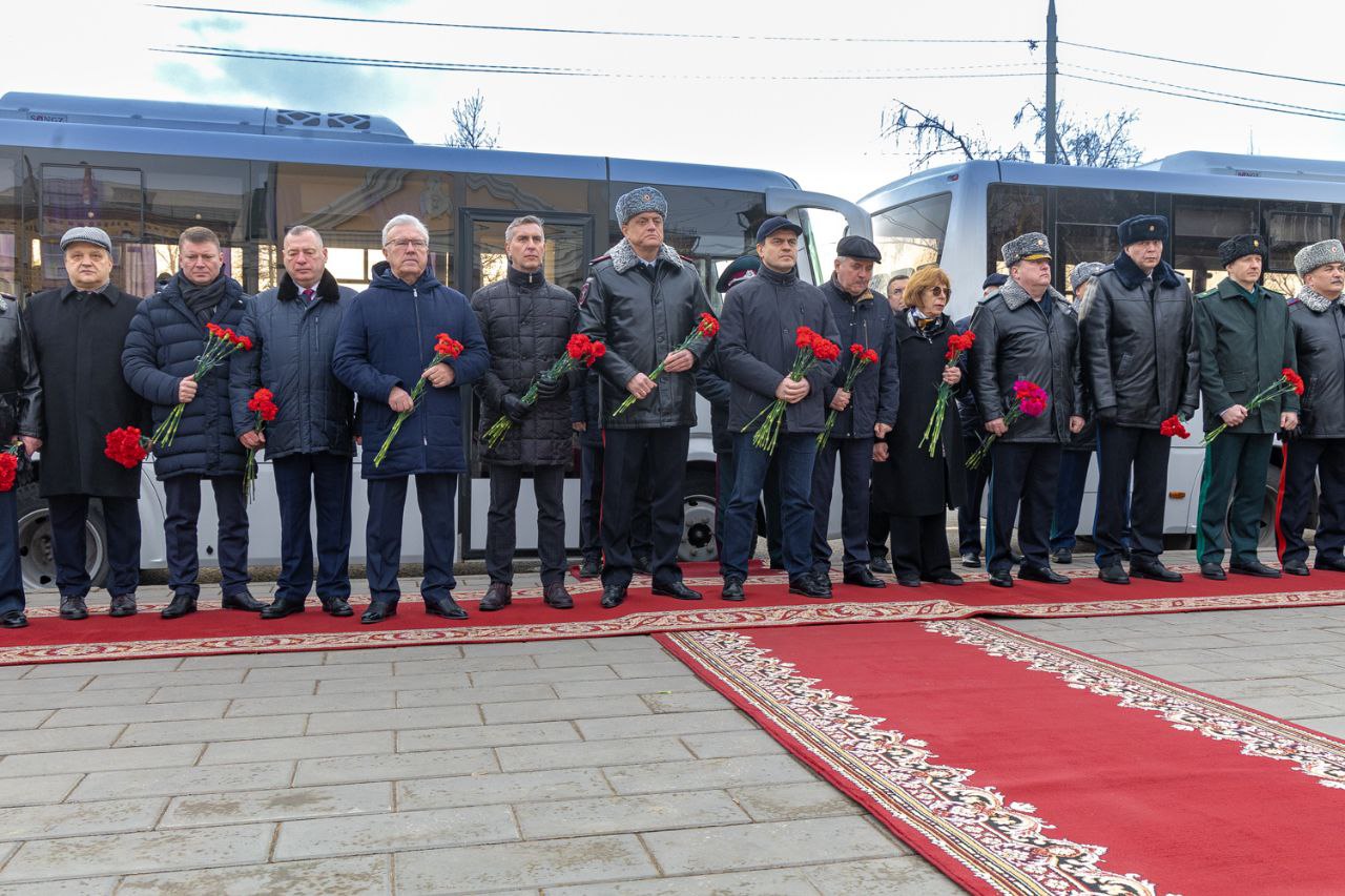 Сегодня, в День памяти сотрудников органов внутренних дел, погибших при исполнении служебного долга, возложили цветы у часовни святого Димитрия Солунского Сегодня, в День памяти сотрудников органов внутренних дел, погибших при исполнении служебного долга, возложили цветы у часовни святого Димитрия Солунского
