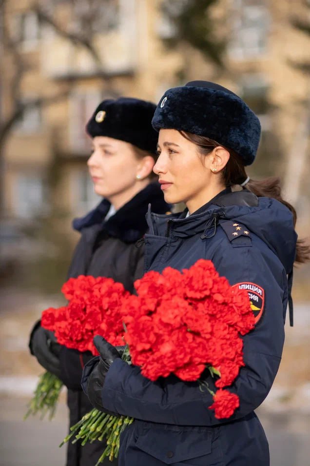 Красноярские полицейские возложили цветы к стенам храма в дань памяти сотрудникам, погибшим при исполнении служебных обязанностей Красноярские полицейские возложили цветы к стенам храма в дань памяти сотрудникам, погибшим при исполнении служебных обязанностей