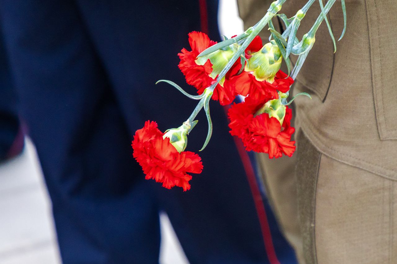 Сегодня, в День памяти сотрудников органов внутренних дел, погибших при исполнении служебного долга, возложили цветы у часовни святого Димитрия Солунского Сегодня, в День памяти сотрудников органов внутренних дел, погибших при исполнении служебного долга, возложили цветы у часовни святого Димитрия Солунского