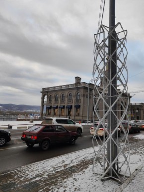 В центре Красноярска устанавливают новую праздничную иллюминацию