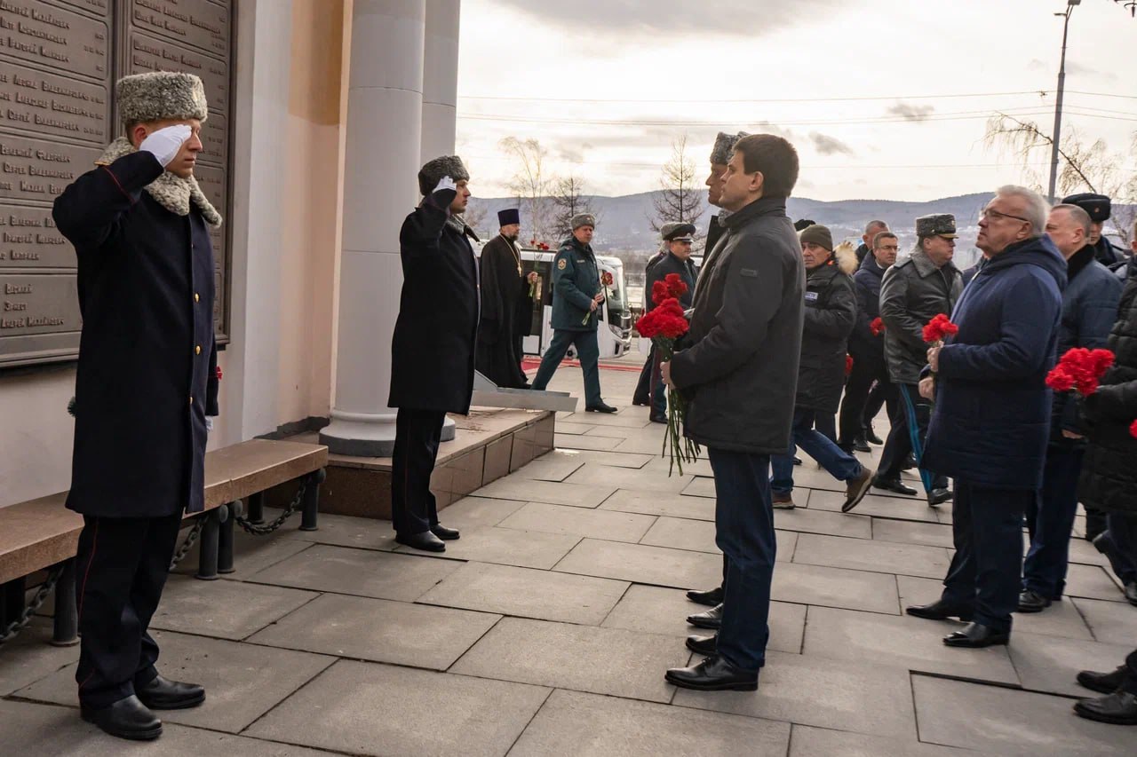 Красноярские полицейские возложили цветы к стенам храма в дань памяти сотрудникам, погибшим при исполнении служебных обязанностей Красноярские полицейские возложили цветы к стенам храма в дань памяти сотрудникам, погибшим при исполнении служебных обязанностей