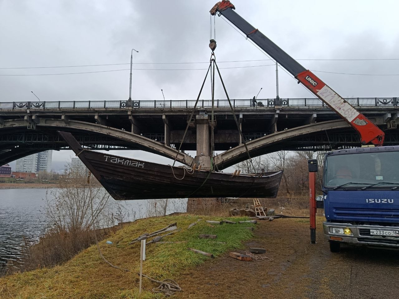 Уникальный казачий струг «Такмак» из Красноярска отправили на зимовку