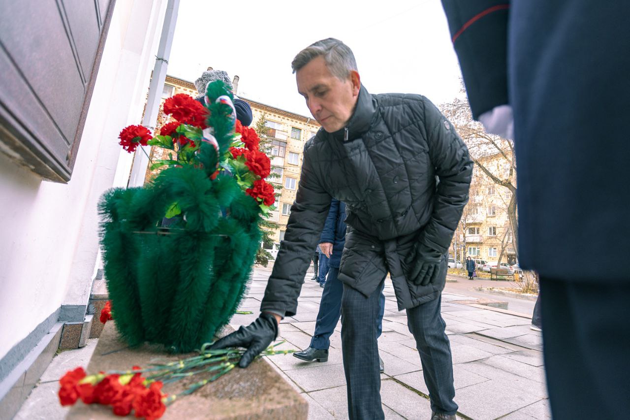 Сегодня, в День памяти сотрудников органов внутренних дел, погибших при исполнении служебного долга, возложили цветы у часовни святого Димитрия Солунского Сегодня, в День памяти сотрудников органов внутренних дел, погибших при исполнении служебного долга, возложили цветы у часовни святого Димитрия Солунского