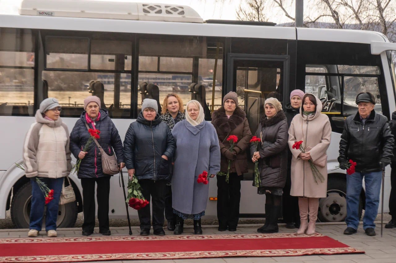 Красноярские полицейские возложили цветы к стенам храма в дань памяти сотрудникам, погибшим при исполнении служебных обязанностей Красноярские полицейские возложили цветы к стенам храма в дань памяти сотрудникам, погибшим при исполнении служебных обязанностей
