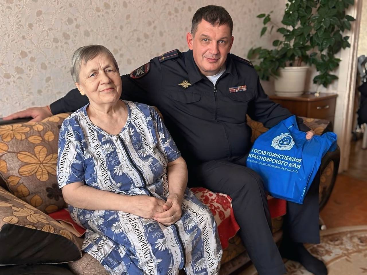 Командир и заместители красноярского полка ДПС посетили семьи погибших и получивших травмы сослуживцев Командир и заместители красноярского полка ДПС посетили семьи погибших и получивших травмы сослуживцев