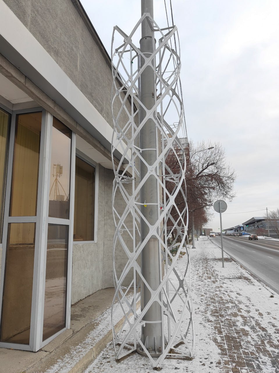 В центре Красноярска устанавливают новую праздничную иллюминацию В центре Красноярска устанавливают новую праздничную иллюминацию