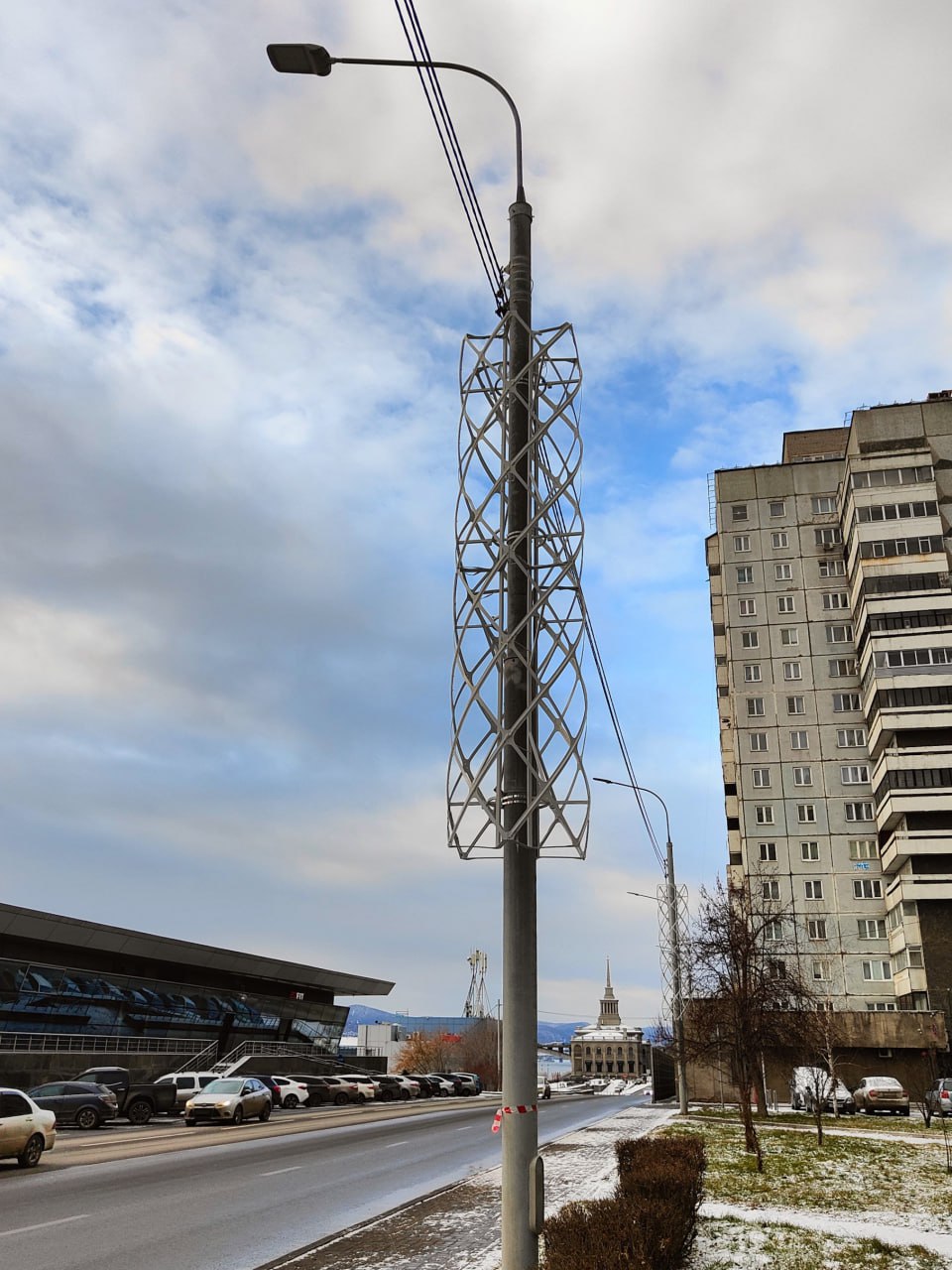 В центре Красноярска устанавливают новую праздничную иллюминацию В центре Красноярска устанавливают новую праздничную иллюминацию